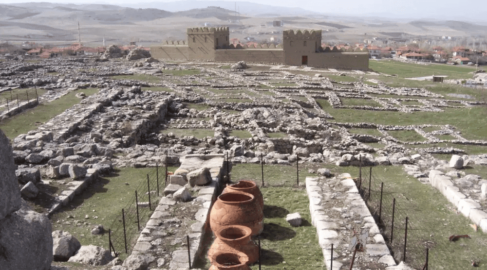 Hattuşa Aşağı Şehir'deki Büyük Tapınak ve çevresindeki depo odaları