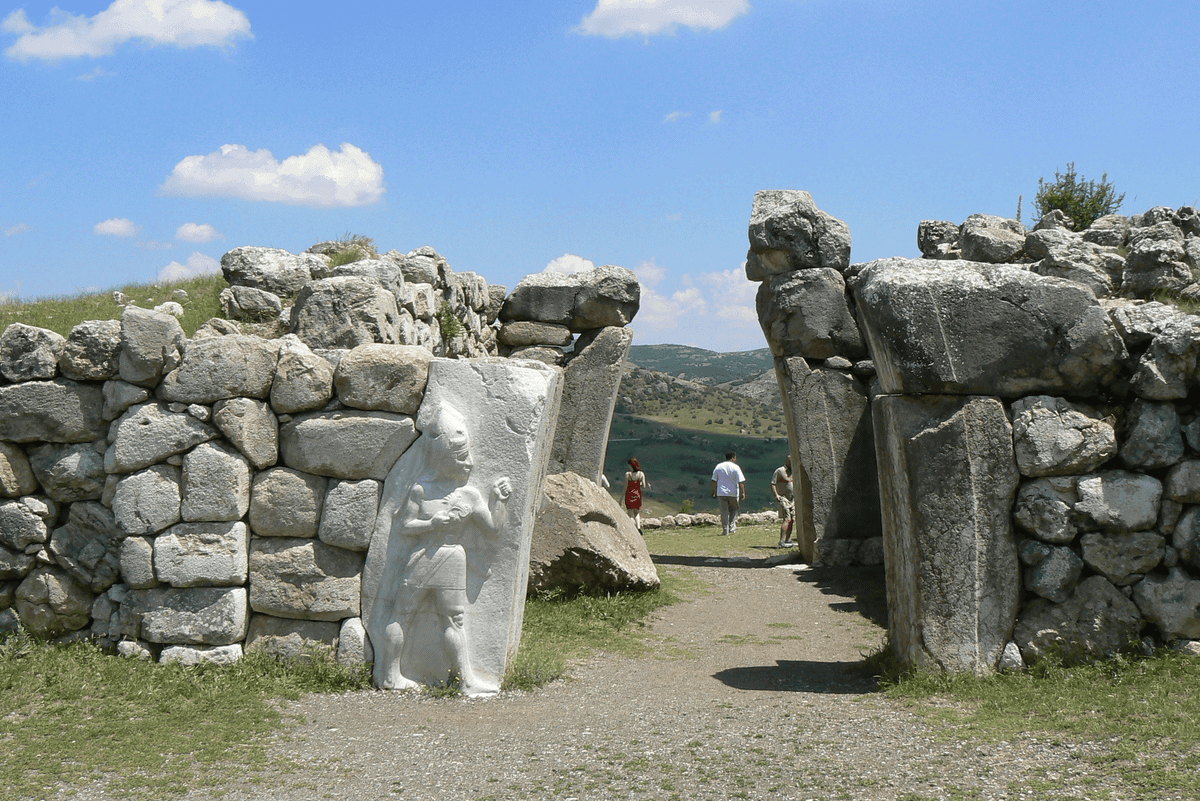 Hattuşa Kral Kapı'daki boynuzlu başlıklı savaşçı tanrı kabartması
