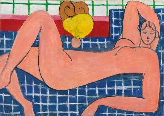 Matisse'in Pembe Nü tablosu: mavi kareli zeminde uzanan pembe bir kadın figürü