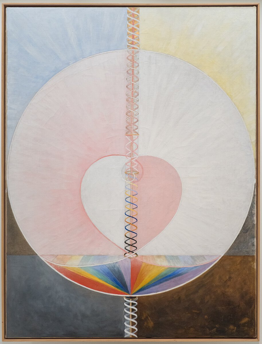 Hilma af Klint'in Güvercin No. 1 resmi: büyük beyaz daire içinde pembe kalp biçimi ve dikey spiral şerit, 1915