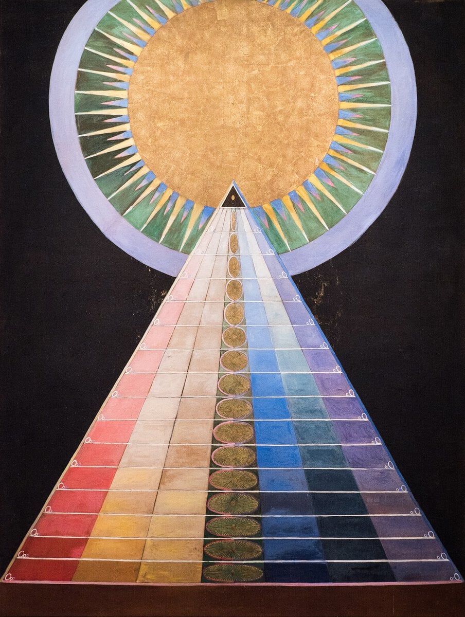Hilma af Klint'in Sunak Resmi No. 1: koyu zemin üzerinde gökkuşağı renklerinde basamaklı bir üçgen ve tepesinde altın bir daire, 1915