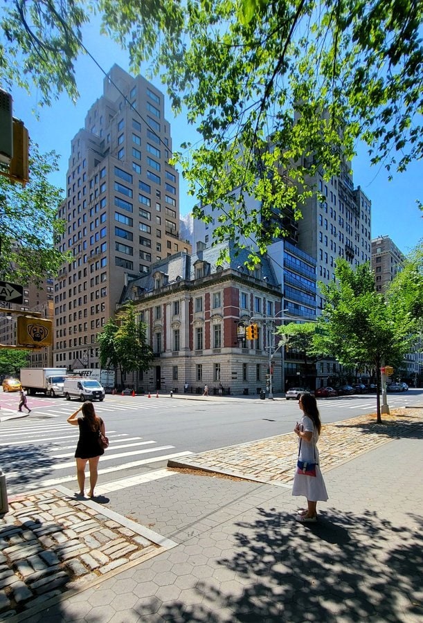New York'ta Beşinci Cadde köşesinde, kırmızı tuğla ve taş cepheli Neue Galerie konağı