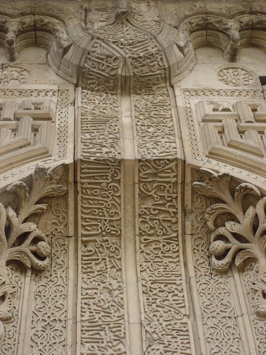 İnce Minareli Medrese taçkapısının üst bölümü: kitabe şeritleri ve mimar Kelük bin Abdullah'ın adını taşıyan yuvarlak madalyonlar
