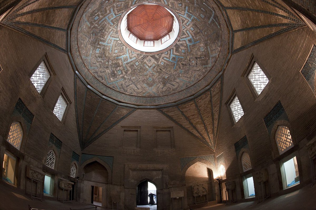 İnce Minareli Medrese'nin kubbeli kapalı avlusu: tuğla ve firuze çini bezemeli kubbe, Türk üçgenleri ve sergi vitrinleri