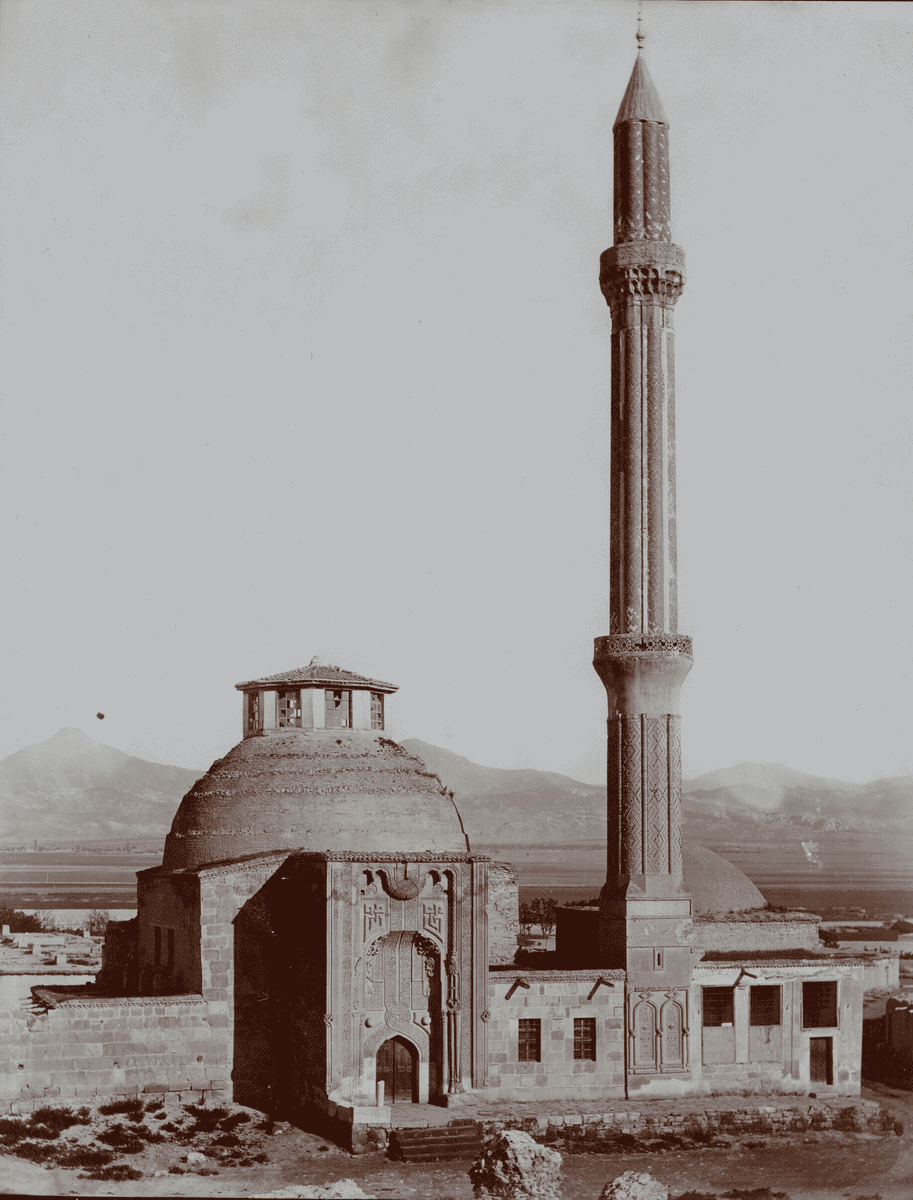 İnce Minareli Medrese'nin 1901'deki yıldırımdan sonra kalan sırlı tuğla minare gövdesi