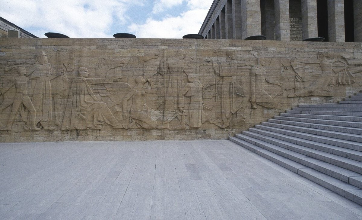 Zühtü Müridoğlu'nun Anıtkabir'deki Dumlupınar Meydan Muharebesi kabartması: atlı ve yaya askerler