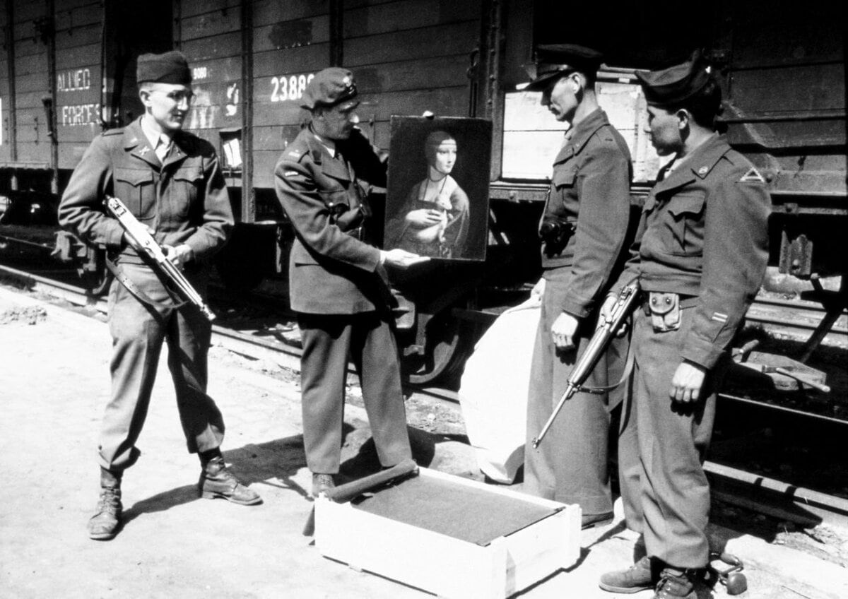 Kakımlı Kadın tablosunun 1946'da tren vagonlarının önünde Amerikan askerlerine gösterilmesi