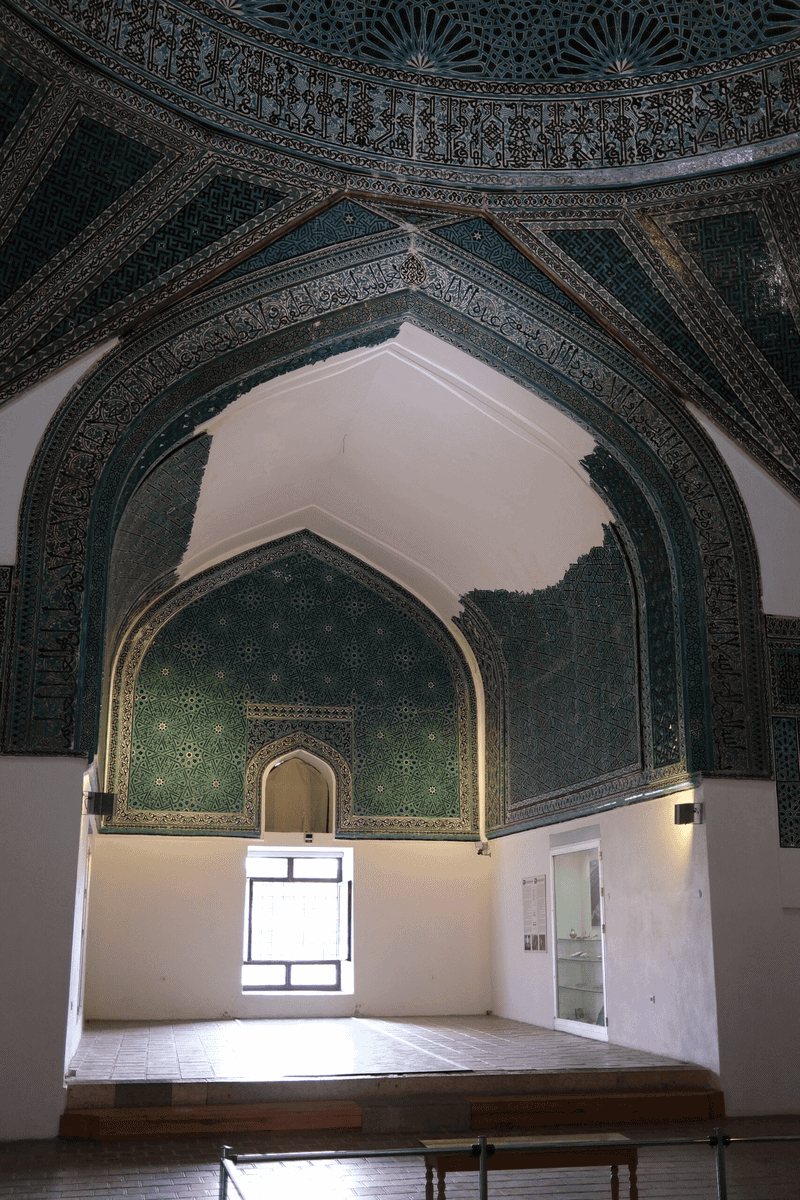 Karatay Medresesi'nin çini yazı kuşaklı beşik tonozlu batı eyvanı