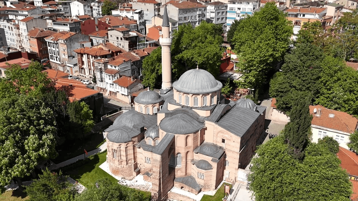 Kariye Camii'nin Bizans kubbeleri, tuğla örgüsü ve Osmanlı minaresi