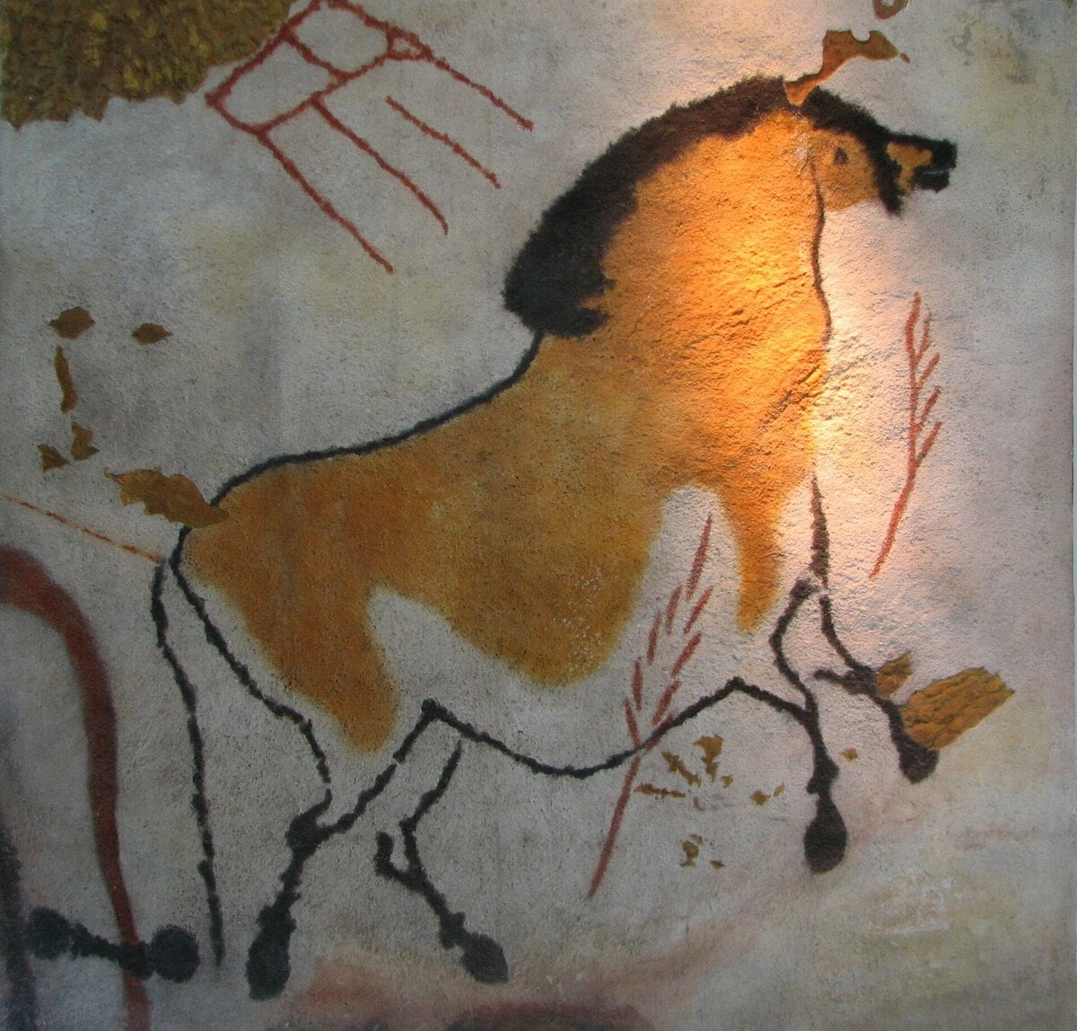 Lascaux mağara resimlerinden siyah yeleli, kahverengi gövdeli bir at figürünün kopyası