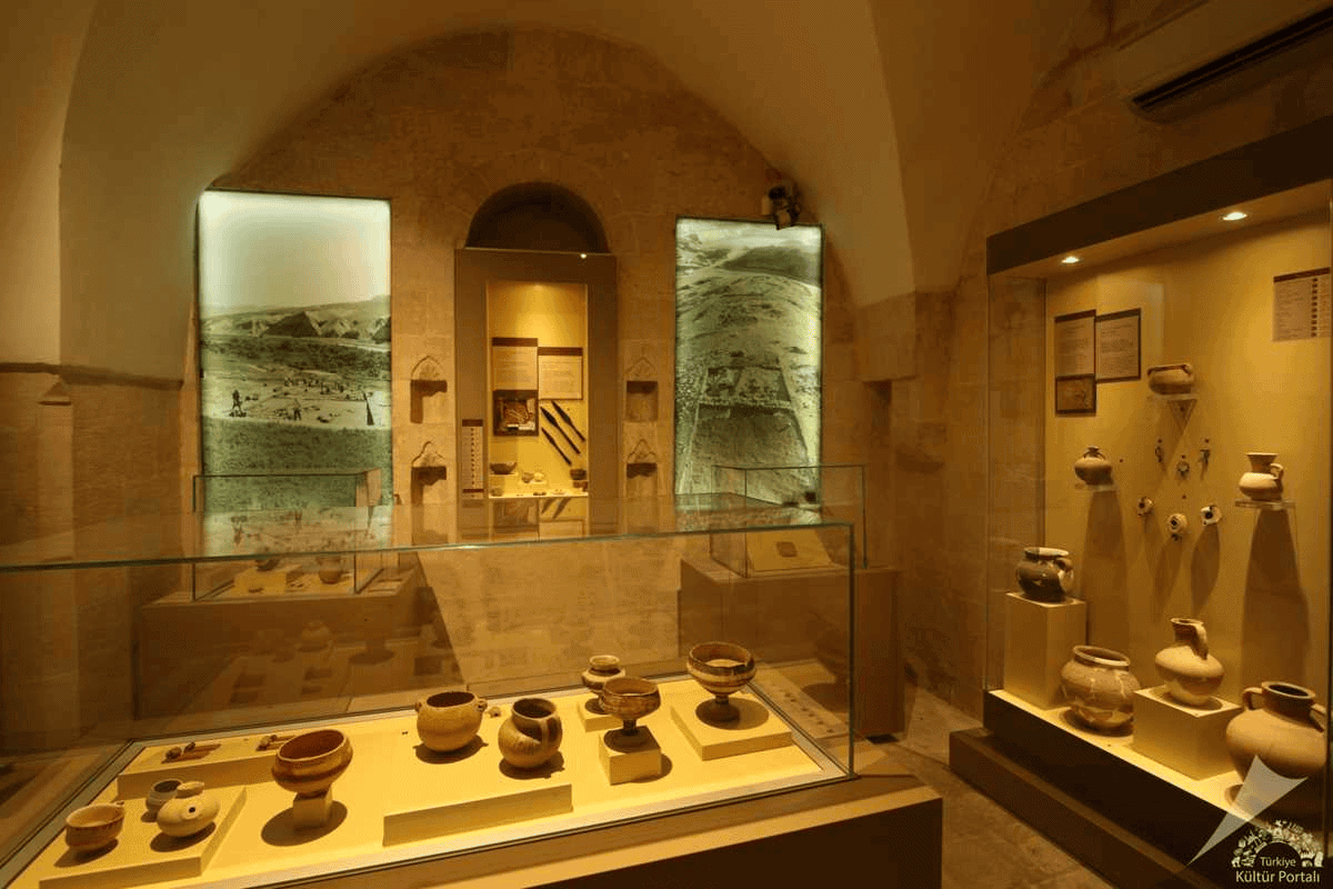 Mardin Müzesi Arkeolojik Kazılar Salonu'nda kazı buluntularının sergilendiği vitrinler
