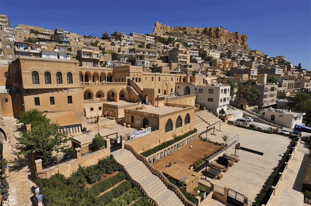 Mardin Müzesi'nin taş işçiliğiyle süslü üç katlı binası, eski Süryani Katolik Patrikhanesi