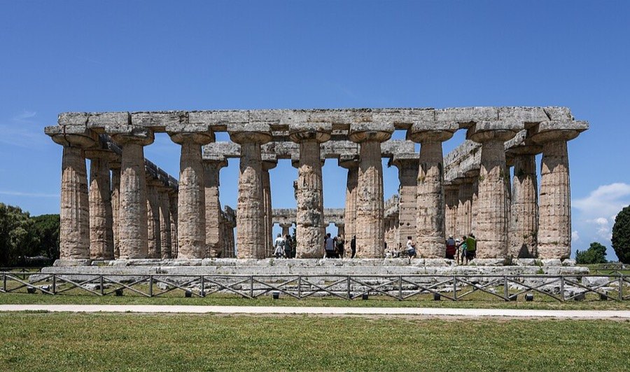 Paestum'daki Hera Tapınağı'nın Dor sütunları, mavi gökyüzü altında doğudan görünüş