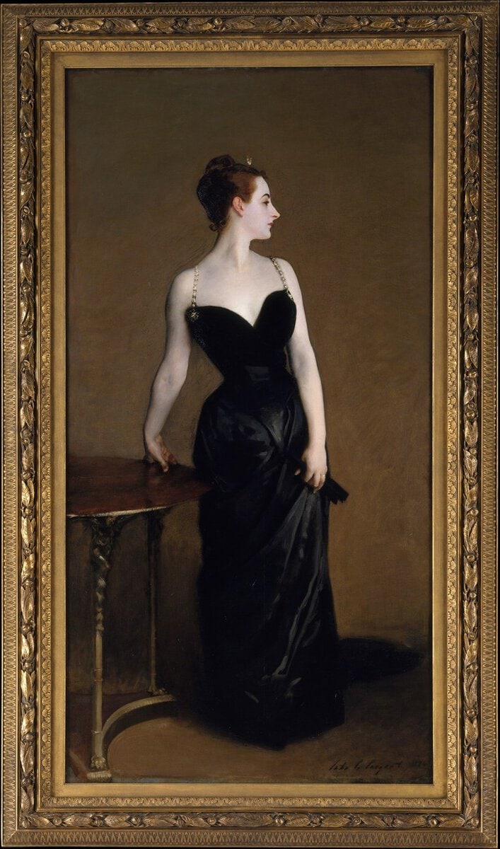 John Singer Sargent'ın Madame X portresi: siyah askılı gece elbisesiyle bir masaya yaslanmış, başını yana çevirmiş kadın