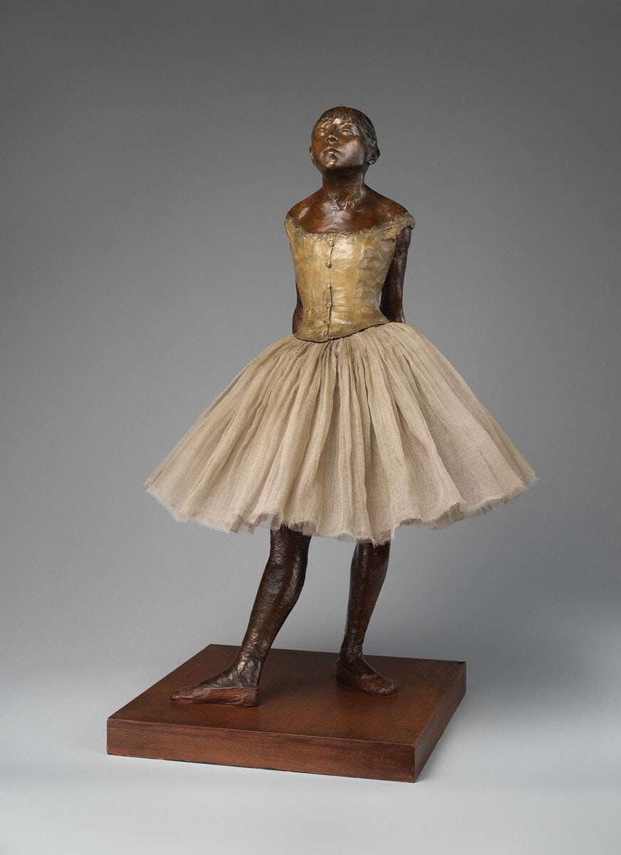 Degas'nın On Dört Yaşındaki Küçük Dansçı heykeli: tül etekli, korseli, elleri arkada birleşmiş bronz balerin