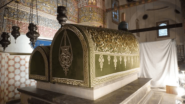 Mevlana Celaleddin-i Rumi'nin işlemeli örtülerle kaplı sandukası