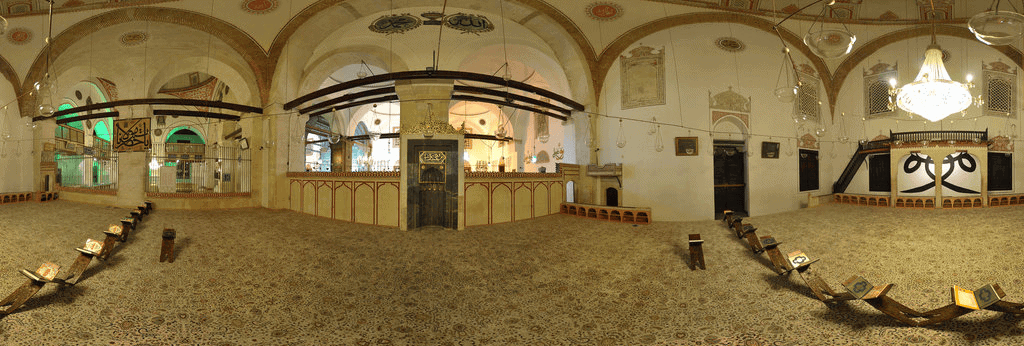 Mevlana dergahının sergi alanı olarak düzenlenen mescit bölümü
