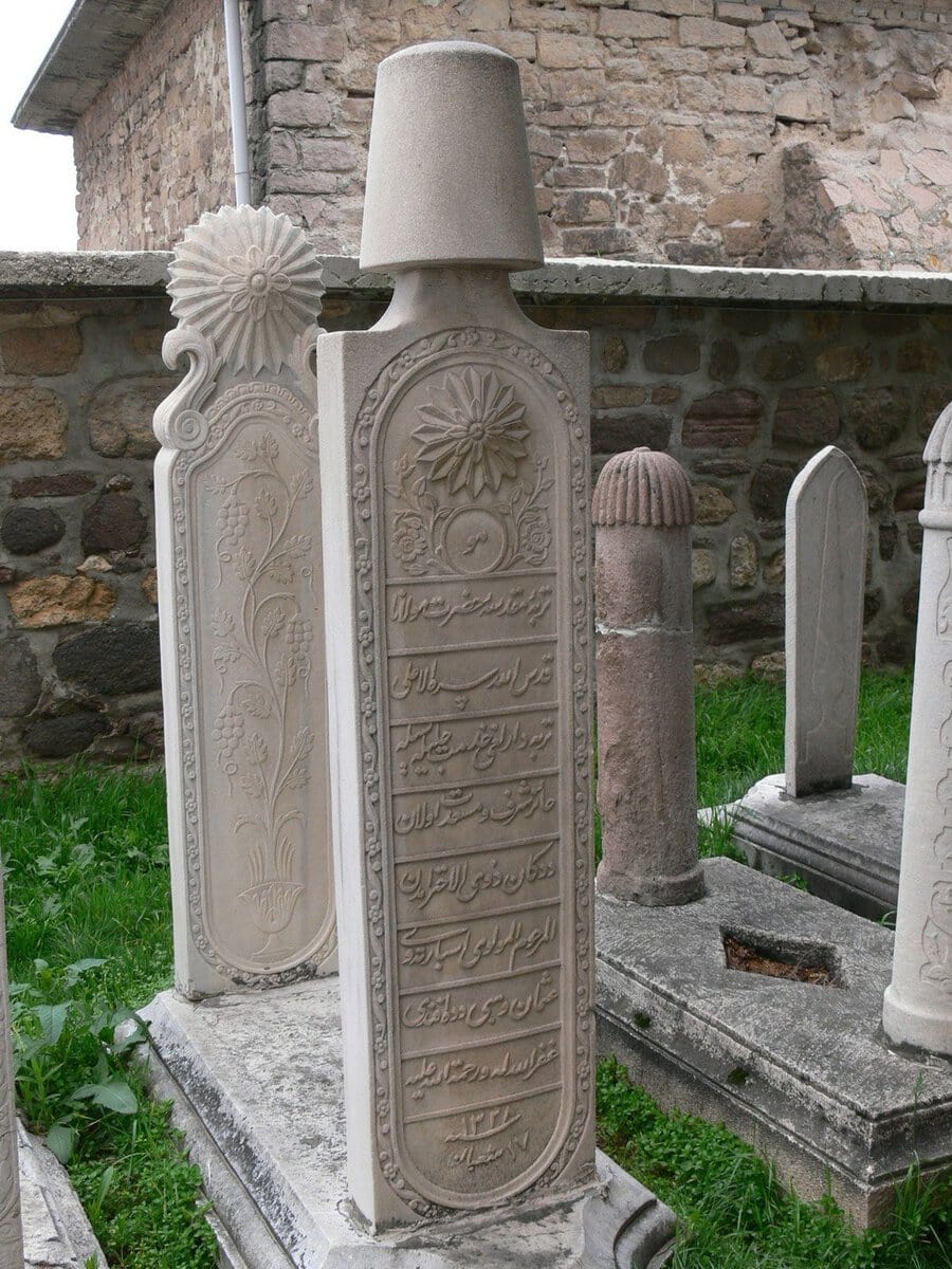 Mevlana Müzesi haziresinde, tepesinde Mevlevi sikkesi oyulmuş, yazılı ve bezemeli mermer mezar taşları