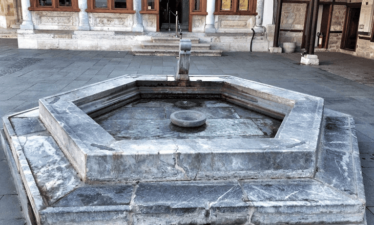 Mevlana Müzesi avlusundaki Şeb-i Arus havuzu ve şadırvan