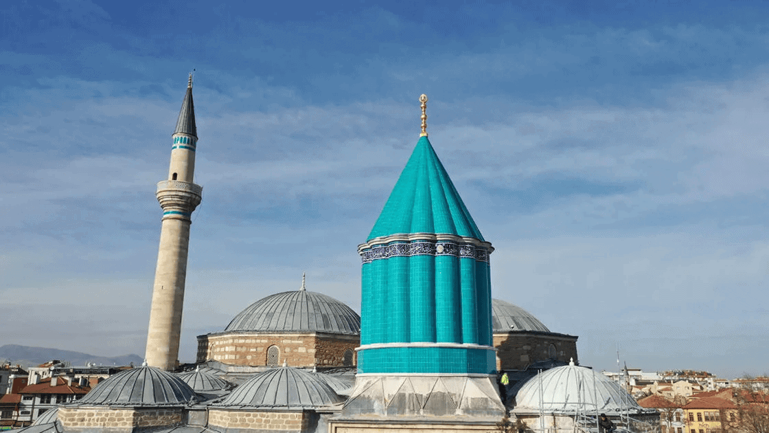 Mevlana Müzesi'nin firuze çinilerle kaplı dilimli Yeşil Kubbesi
