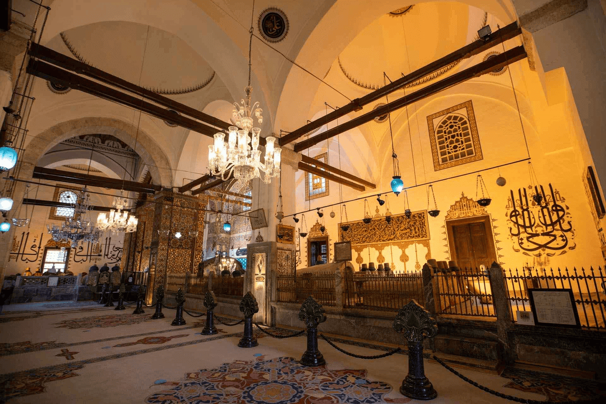Mevlana türbesinde Huzur-ı Pir bölümüne açılan giriş