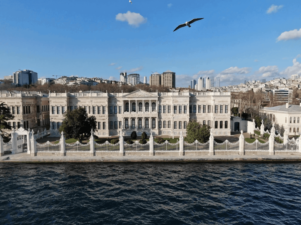 Milli Saraylar Resim Müzesi'nde tabloların sergilendiği Veliahd Dairesi salonu
