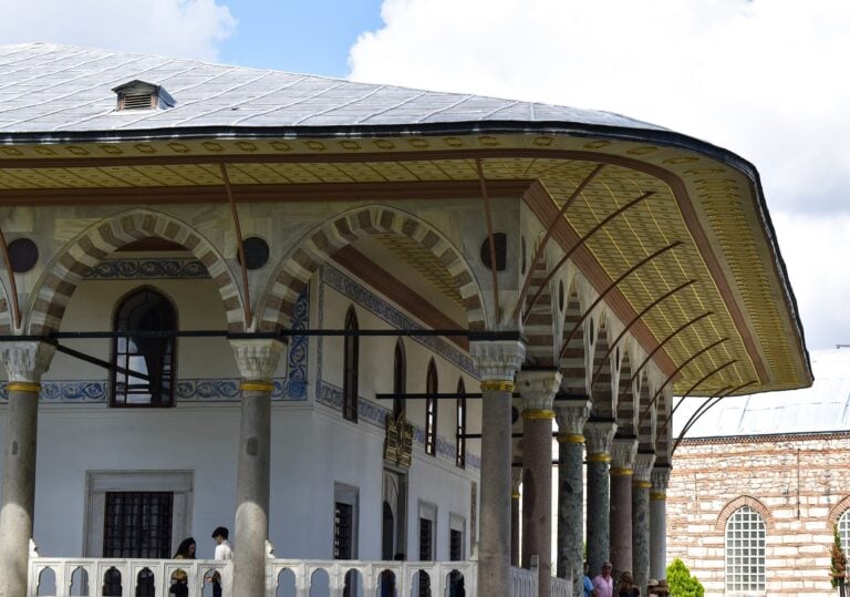 Topkapı Sarayı'ndaki Arz Odası'nın revaklı cephesi ve geniş saçaklı çatısı