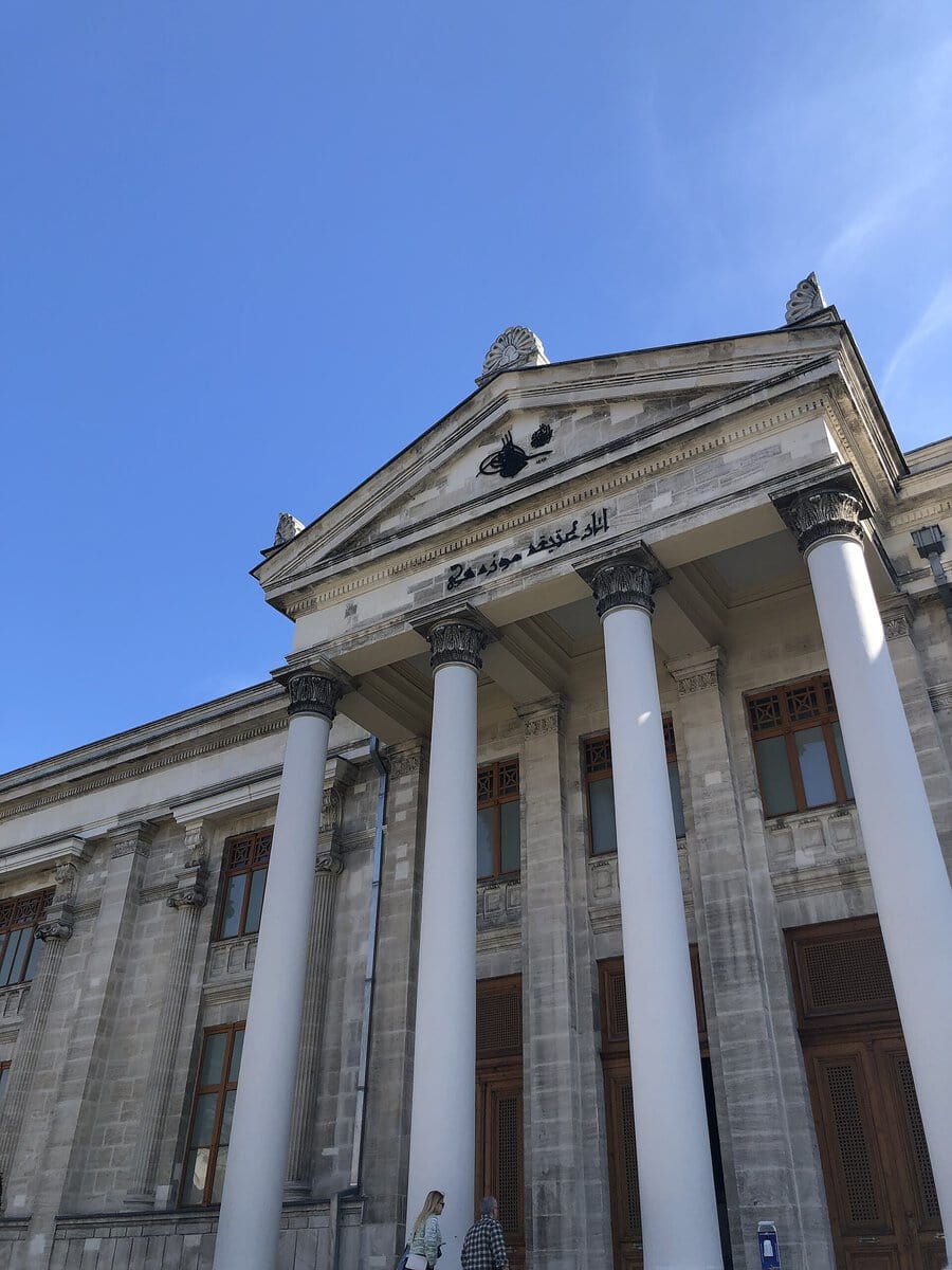 İstanbul Arkeoloji Müzesi'nin sütunlu neoklasik cephesi