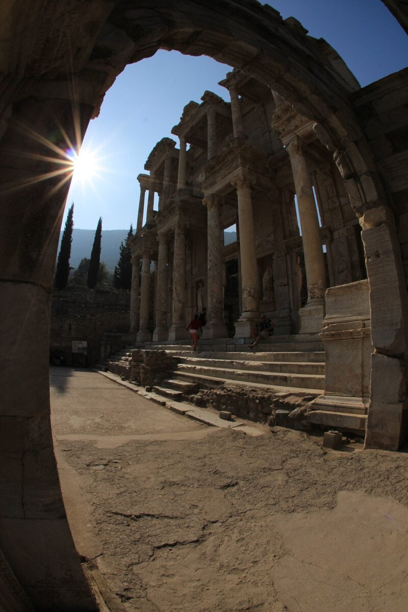 Efes Örenyeri'ndeki Celsus Kütüphanesi'nin iki katlı sütunlu cephesi