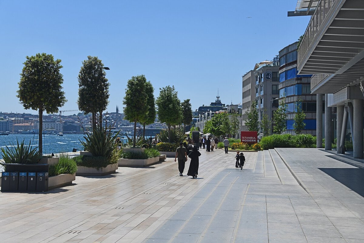 Karaköy'de deniz kıyısındaki İstanbul Modern binasının dış cephesi