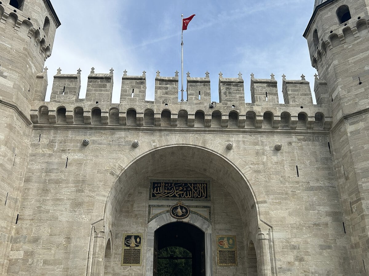 Topkapı Sarayı'nın iki kuleli Bab-üs Selam kapısı