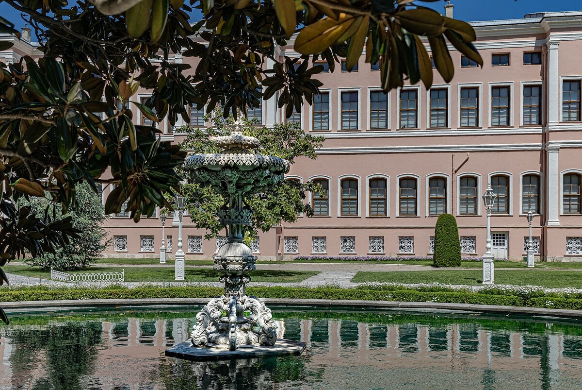Dolmabahçe Sarayı'nın bahçesi ve beyaz cephesi