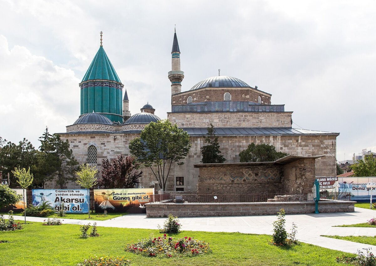 Konya'daki Mevlana Müzesi'nin yeşil kubbesi ve avlusu