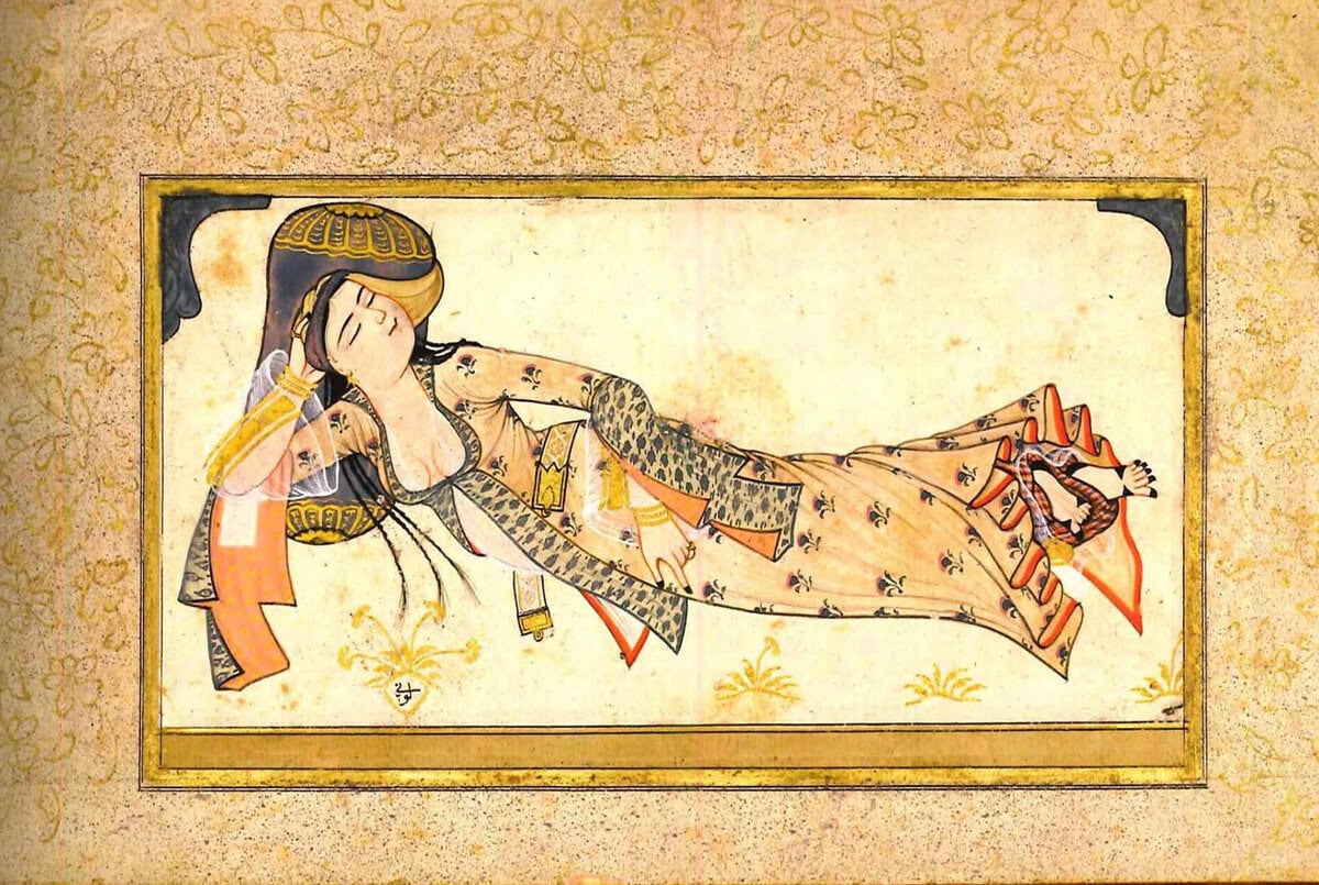 Levni'nin Uyuyan Genç Kadın minyatürü: büyük bir yastığa yaslanarak uyuyan, çiçek desenli entarili genç kadın, 1718–1730
