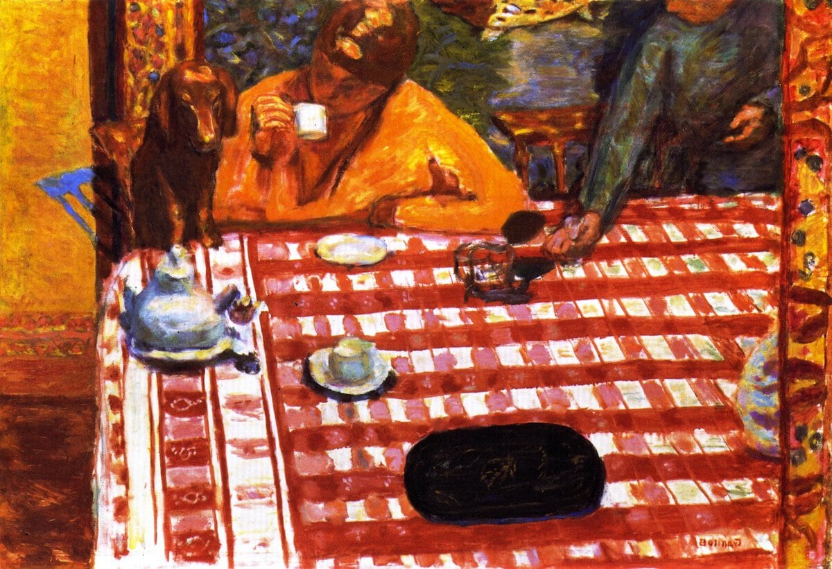 Pierre Bonnard'ın Kahve tablosu: kırmızı kareli örtülü masada kahve içen kadın ve köpek, 1915