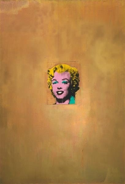 Geniş altın renkli zeminin ortasında küçük, pembe yüzlü, sarı saçlı Marilyn Monroe ipek baskı portresi