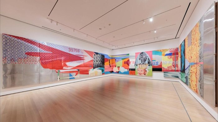 James Rosenquist'in F-111 tablosu, MoMA'da bir odanın duvarlarını saran halde