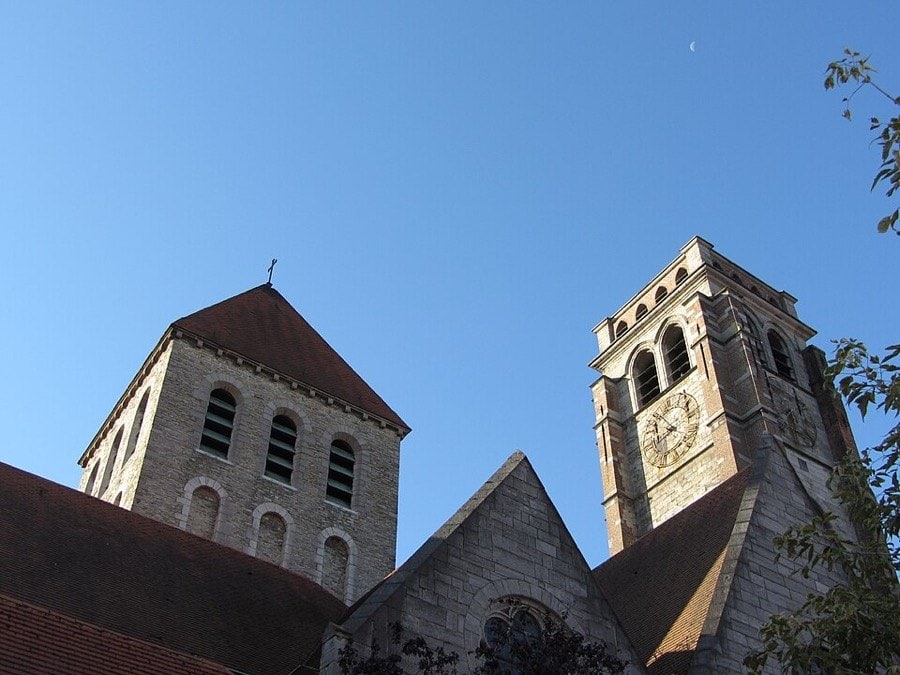 Tournai'deki Saint-Brice Kilisesi'nin taş kuleleri, mavi gökyüzü önünde aşağıdan görünüş
