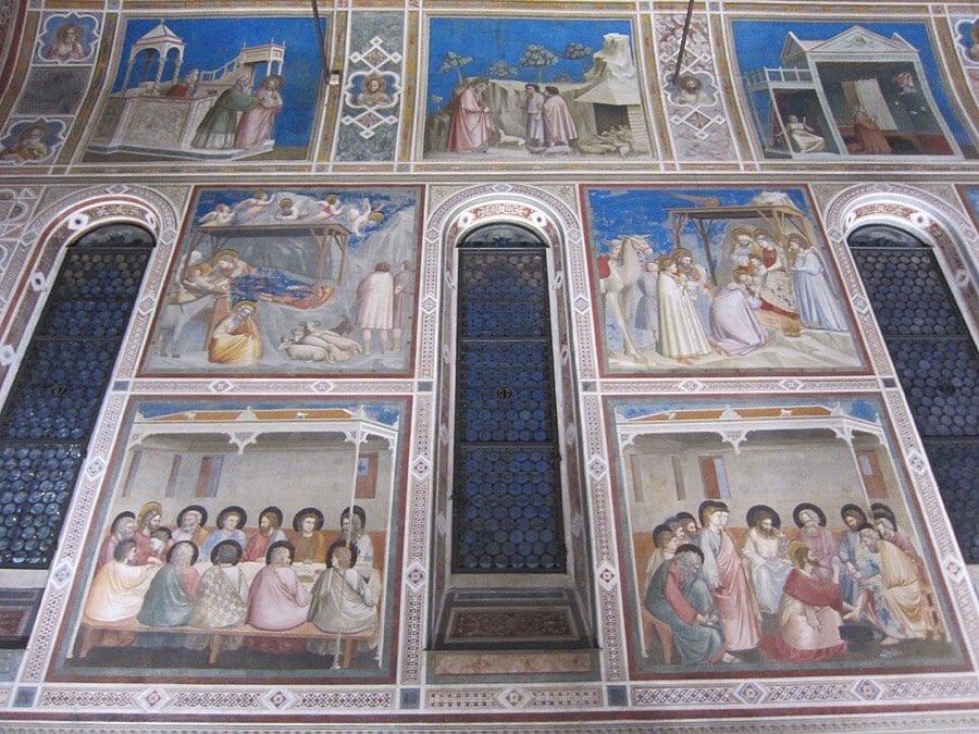 Scrovegni Şapeli'nin duvarlarında sıra sıra dizilmiş Giotto freskleri ve uzun pencereler