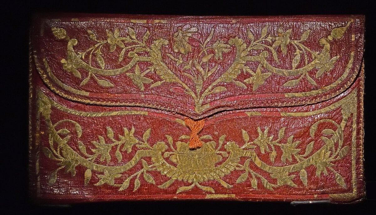 Sadberk Hanım Müzesi'nde sergilenen, kırmızı zemin üzerine altın sırma işlemeli Osmanlı mektup kesesi, 1768