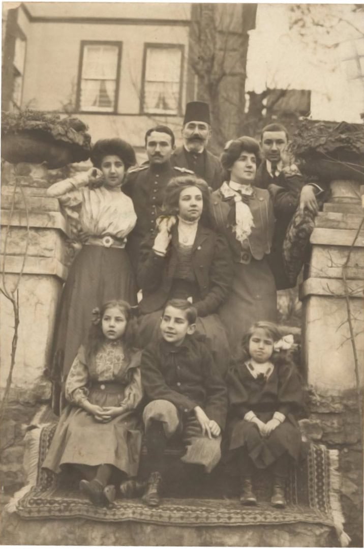 Büyükada'da çekilmiş bir aile fotoğrafı; solda oturan genç kız Fahrünnisa Şakir, 1910