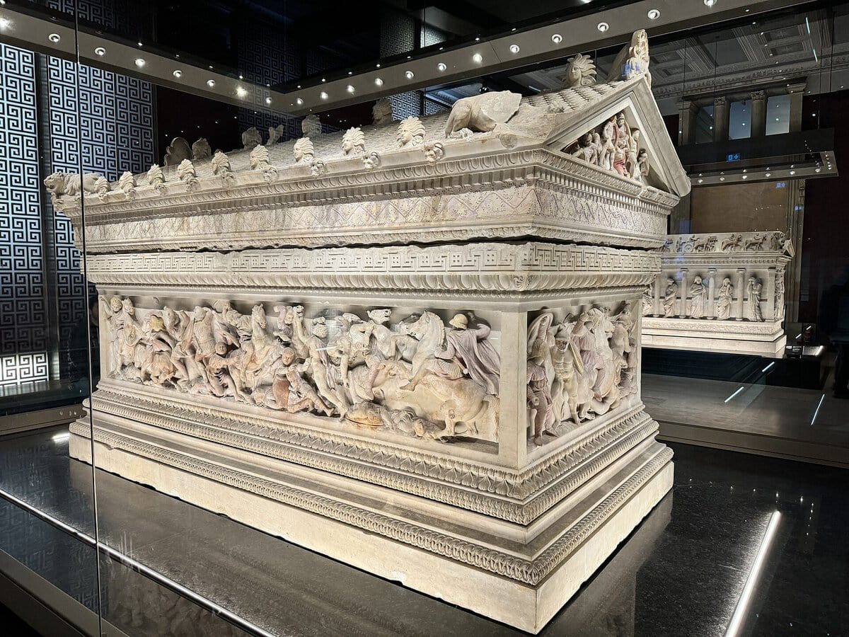 İstanbul Arkeoloji Müzeleri'nde cam vitrin içinde sergilenen, kabartmalı mermer İskender Lahdi