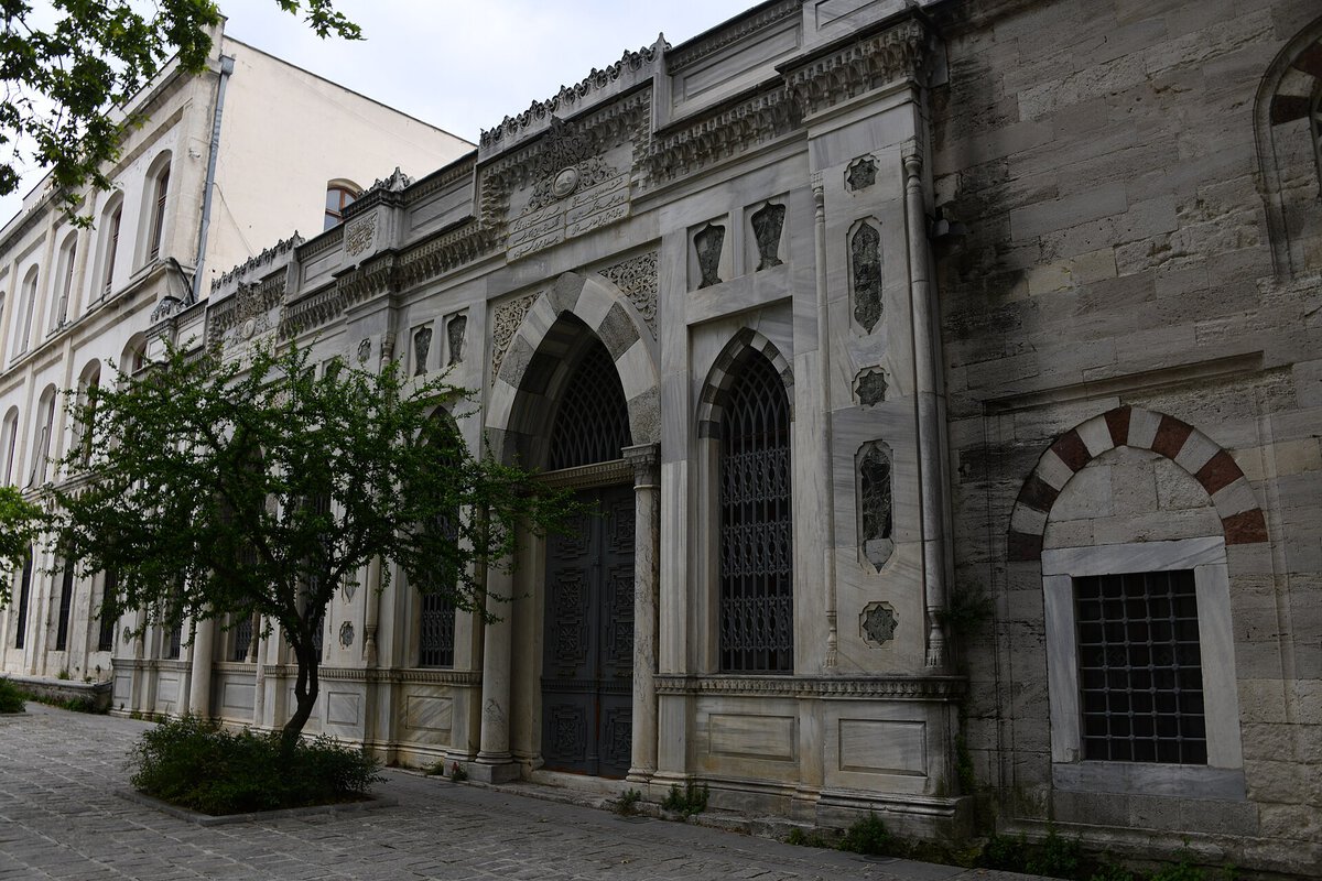 İstanbul'daki Beyazıt Devlet Kütüphanesi'nin kemerli ve süslemeli taş cephesi