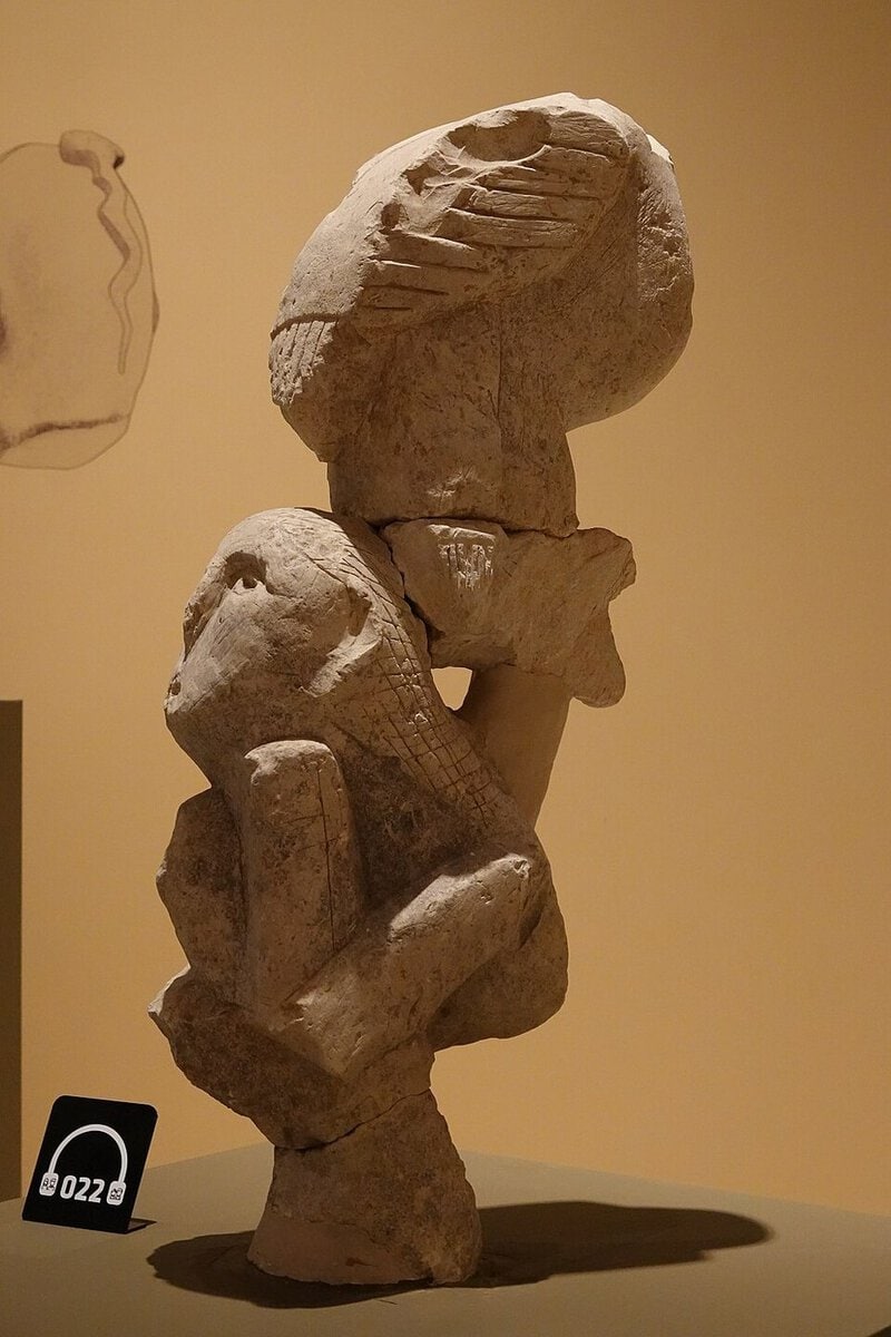 Nevali Çori'den, insan başının üzerine kuş oturan Neolitik totem heykeli