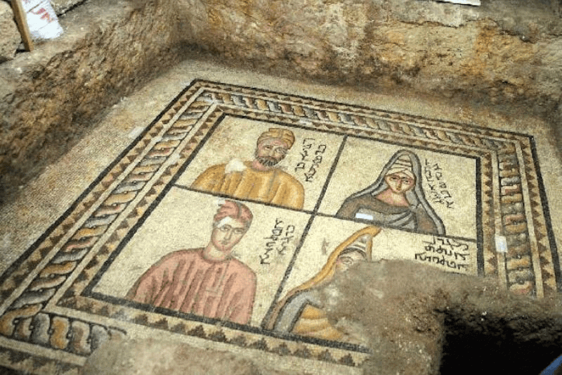 Süryanice ad yazıtlı dört büstten oluşan Gadya Ailesi mezar mozaiği