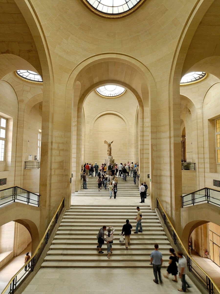 Louvre'daki Daru Merdiveni ve tepesinde duran Semadirek Nike'si