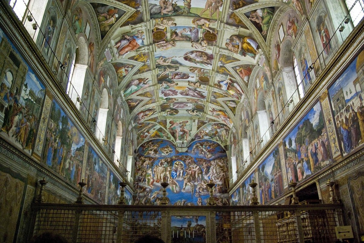 Sistine Şapeli'nin içi: Michelangelo'nun tavan freskleri ve sunak duvarındaki Son Yargı