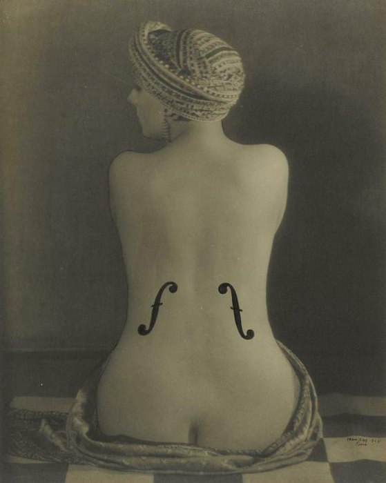 Man Ray'in Ingres'in Kemanı fotoğrafı: sırtına keman ses delikleri çizilmiş, türbanlı bir kadın