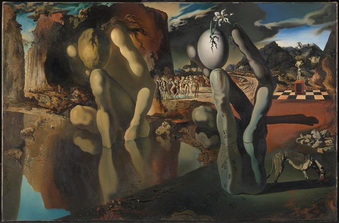 Salvador Dalí'nin Narkissos'un Başkalaşımı: suya eğilmiş bir figür ve yanında aynı biçimi tekrarlayan, yumurta tutan taş bir el