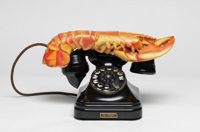 Salvador Dalí'nin Istakoz Telefon heykeli: ahizesi ıstakoz biçiminde olan siyah bir telefon